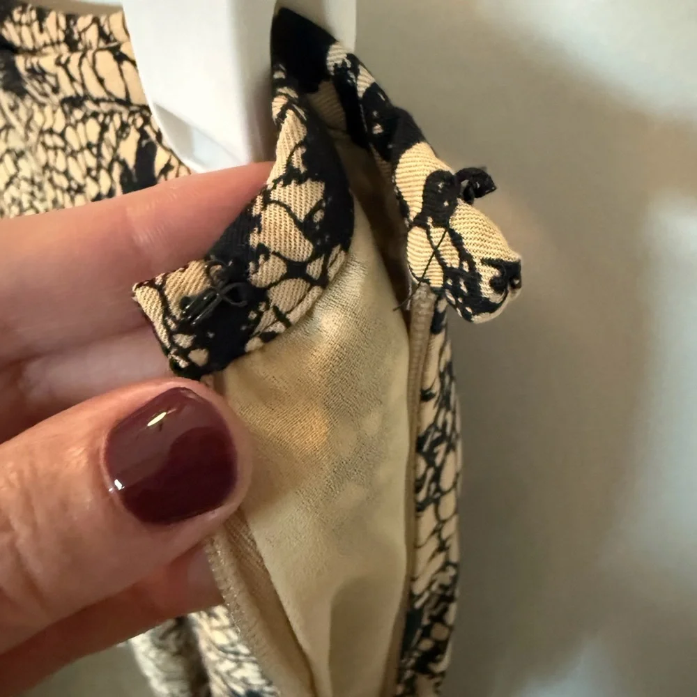 Kasper Black and Tan Printed Pencil Skirt size 8 excellent condition
